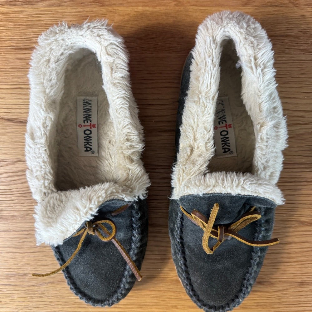 Minnetonka Cally Women Suede Faux Fur Lined Moccasin Slippers Grey Size 8